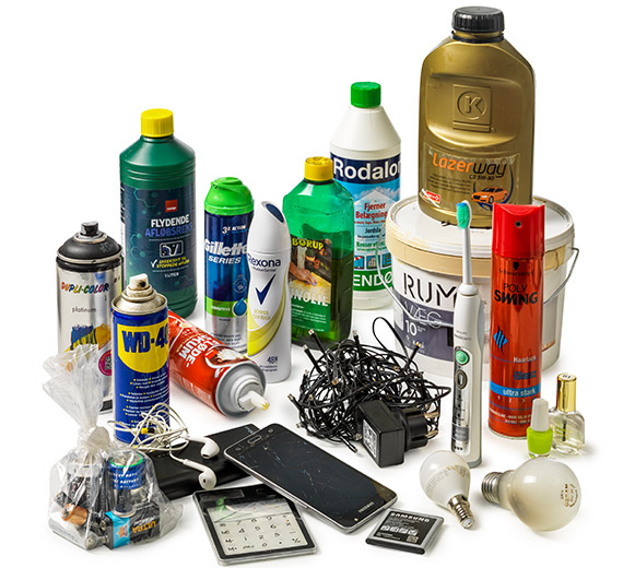 Kemikaliedunke, batterier, spraydåse og andet farligt affald til sortering